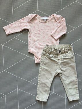 H&M|Baby girl set,blush pink ditsy floral long sleeve onesie & neutral jeans•••